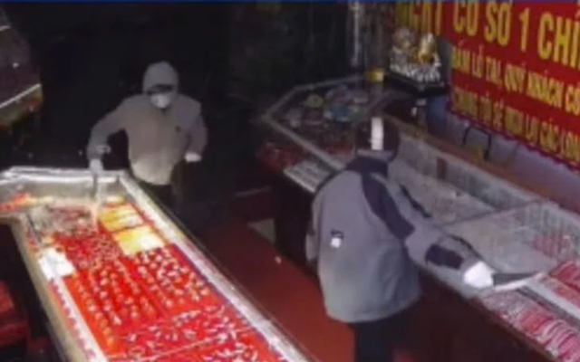 Truy bắt 2 thanh niên bịt mặt, cầm dao xông vào cướp tiệm vàng