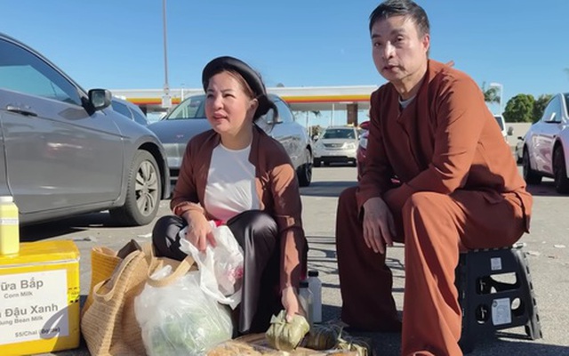 Bố ruột bé Xuân Mai bán bánh chưng lề đường ở Mỹ