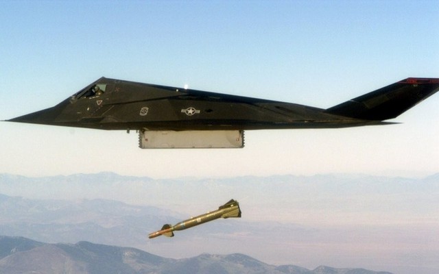 Vì sao F-117 Nighthawk huyền thoại sẽ còn bay ít nhất... 26 năm sau loại biên?
