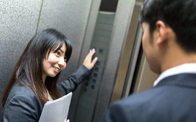 Đang đi vệ sinh, sếp nam bỗng hỏi: "Em đi đâu đấy", nữ nhân viên đáp 1 câu chuẩn EQ cao khiến leader tái mặt