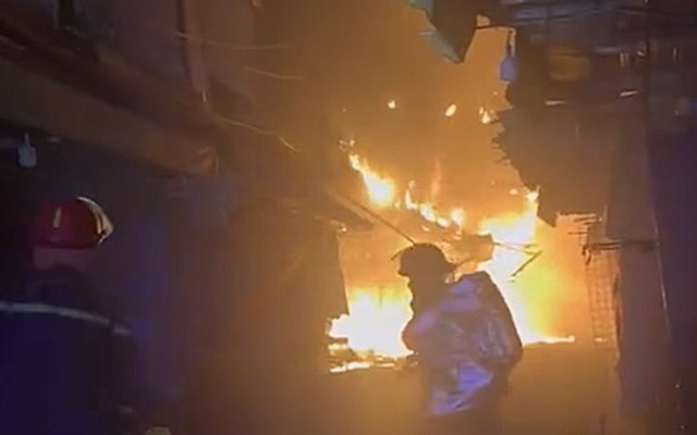 Cháy nhiều căn nhà ở phường Bình Đông- TPHCM lúc rạng sáng