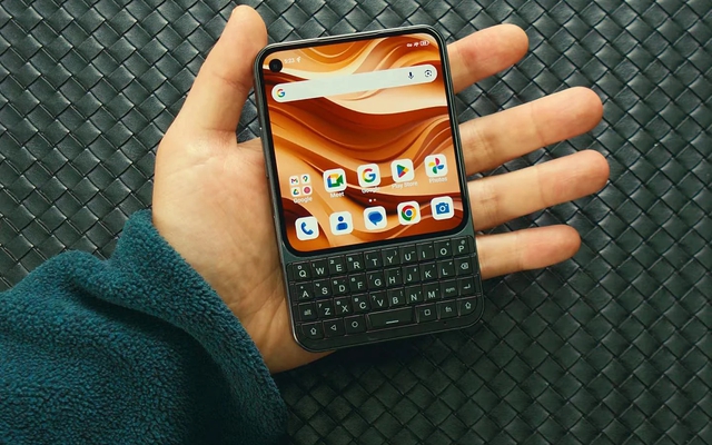 Lại thêm điện thoại phím cứng như BlackBerry sắp ra mắt, hứa hẹn cập nhật 5 năm, giá dự kiến khoảng 12 - 13 triệu