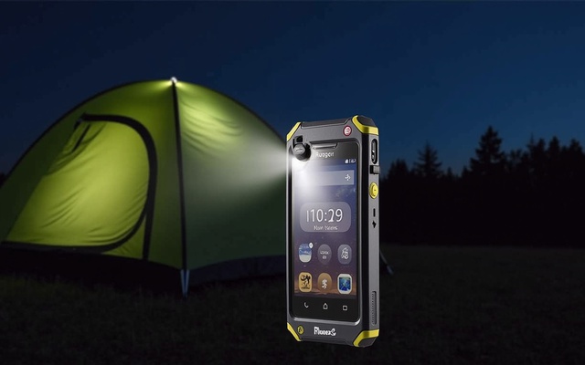 Ra mắt điện thoại siêu bền có máy chiếu, pin 17.600mAh, đèn pin siêu sáng, camera soi đêm 64MP