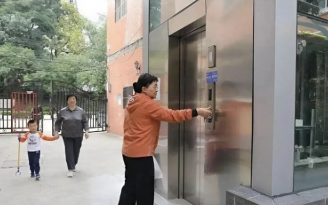 Tôi ở tầng 1, vì sao vẫn phải nộp phí thang máy? Các chuyên gia chỉ ra: "Thật ra cư dân tầng 1 vẫn hưởng lợi gián tiếp."