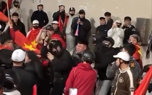 Công an Hà Nội tạm giữ 5 thanh niên sàm sỡ cô gái, gây rối ở hầm Kim Liên