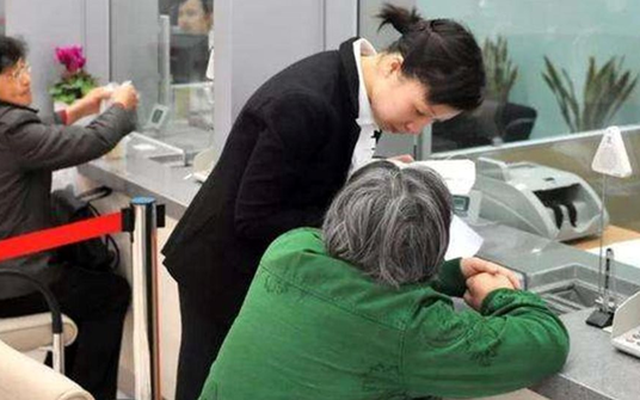 Cụ bà đặt 4 lệnh mua vàng trị giá 3,6 tỷ đồng: Công an phá cửa ngăn chặn giao dịch, thu hồi bưu kiện