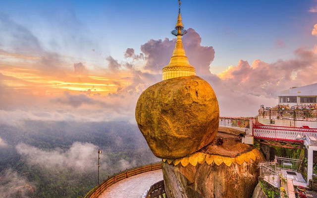 Hòn đá dát vàng khổng lồ chênh vênh trên vách núi cao 1.100m hàng nghìn năm, động đất 7,7 độ richter vẫn không rơi