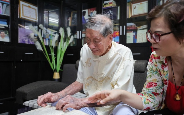 Nhạc sĩ ở nhà tập thể phố Vạn Bảo, Hà Nội: U100 vẫn nhận giải thưởng khủng và mối tình sâu nặng với vợ