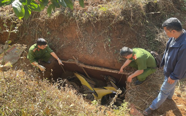 Thông tin mới nhất về chiếc xe máy chôn dưới hố sâu trong vụ cướp ngân hàng ở Gia Lai