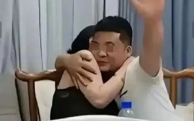 Xôn xao cảnh bạn học cũ đã có gia đình ôm hôn nhau trong buổi họp lớp cuối năm: Sự thật là gì?