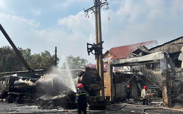 CLIP: Di tản hàng chục cháu bé trong vụ cháy xe bồn ở TPHCM