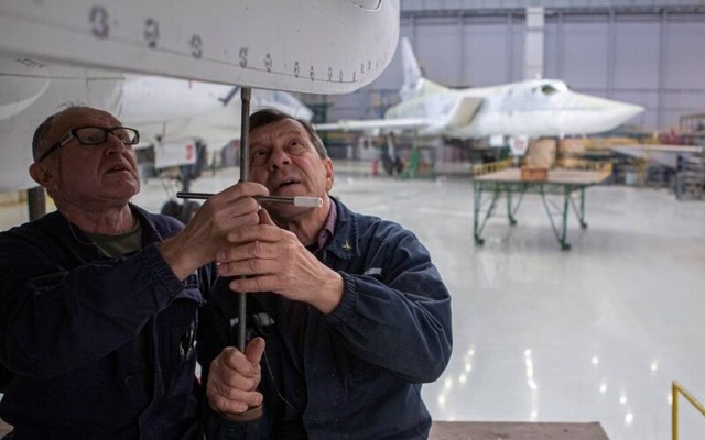 Cuộc khủng hoảng sản xuất máy bay ném bom?