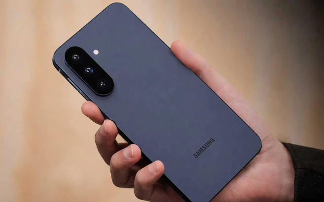 Nhìn chiếc điện thoại này là đủ thấy Samsung đã "đem con bỏ chợ"?