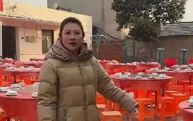 Bắt chước trend mời người lạ đến ăn tiệc, cô gái bày 100 mâm cỗ nhưng không một ai đến