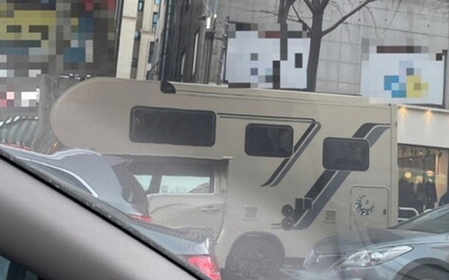 Bức ảnh chụp giữa đường phố Hàn Quốc khiến nhiều người thốt lên: "Thương cho những đứa trẻ!"