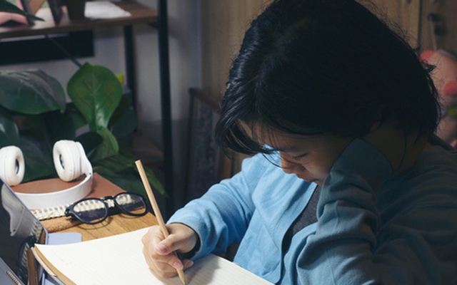 Cô bé 10 tuổi toàn học đến rạng sáng, sát kỳ thi lại từ chối tới trường, đằng sau là thực tế 80% trẻ mất ngủ không dám nói ra