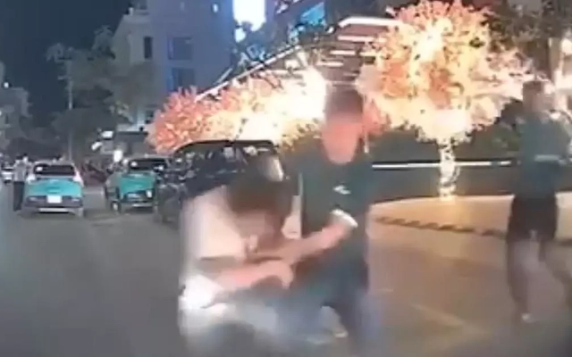 Công an thông tin vụ người đàn ông bị đánh gục trước trung tâm Gold Coast Nha Trang