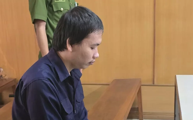 Vừa ra tù, 'yêu râu xanh' giở trò với bé gái bán vé số dạo