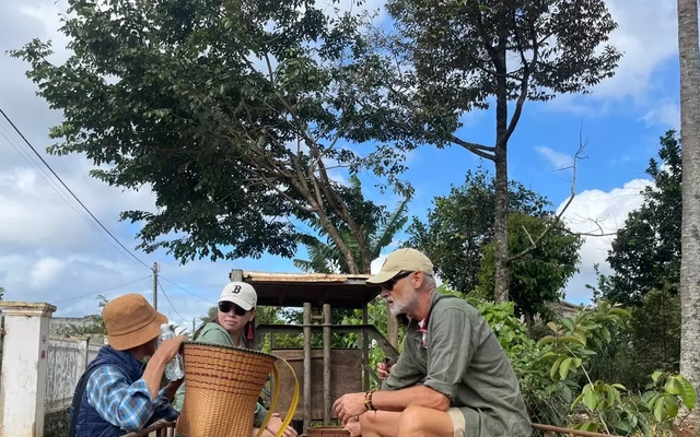 Khách Tây mê tít trải nghiệm lên rẫy bằng xe công nông 'Lamborghini Ê Đê'