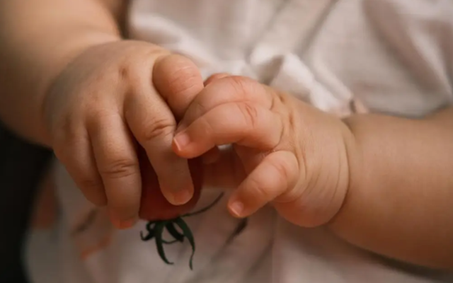 Trên tay bé có 4 động tác này là dấu hiệu điển hình của trẻ thông minh, chỉ cần có 1 thôi cũng đáng mừng rồi