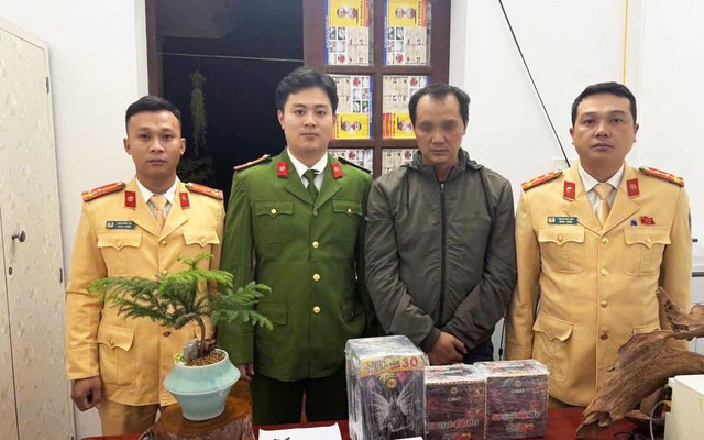 Phát hiện tài xế xe đầu kéo dương tính ma túy, tàng trữ pháo lậu