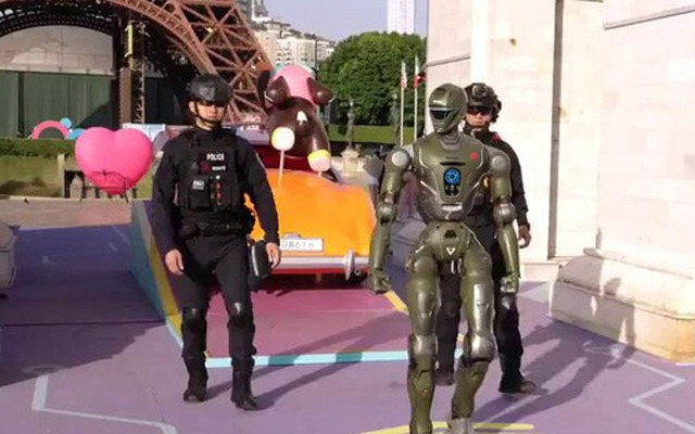 Robot 'kẻ hủy diệt' xuất hiện, tuần tra cùng cảnh sát Trung Quốc