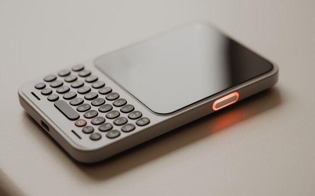 Điện thoại phím cứng như Blackberry trở lại, chạy Android, giao diện tối giản để đỡ "gây nghiện", giá cao nhưng chỉ hợp làm máy phụ