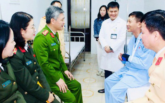 Người đàn ông đi xe máy tông bị thương đại úy CSGT