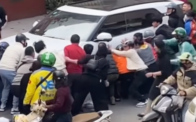 Tạm giữ tài xế ô tô lùi xe khiến 2 phụ nữ thương vong ở Hà Nội