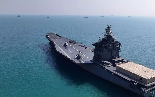 Ảnh vệ tinh tiết lộ tàu sân bay Iran xuất hiện gần eo biển Hormuz