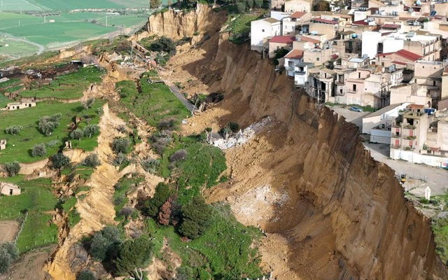 Hình ảnh gây sốc ở Ý: Hàng loạt nhà của lơ lửng trên vách đá, hơn 1.500 người dân được sơ tán sau mưa bão