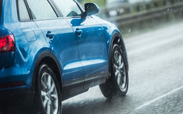 Cách chăm sóc xe ô tô mùa nồm ẩm, mưa phùn