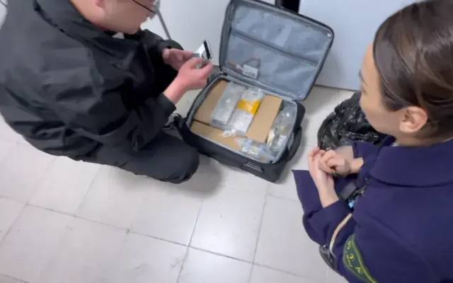 Nhân viên quên vali “không ai dám bê một mình” trên tàu cao tốc: Thứ bên trong có giá trị gần 75 tỷ đồng