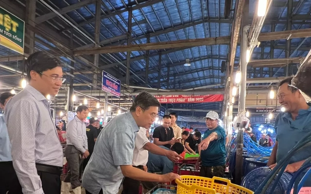 Xuyên đêm kiểm tra chợ đầu mối trái cây, rau thịt trước Tết