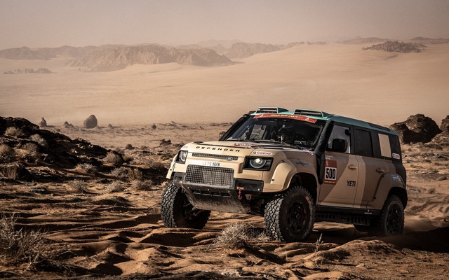 Defender Rally thắng lớn tại Dakar Rally 2026 ngay lần đầu tham dự