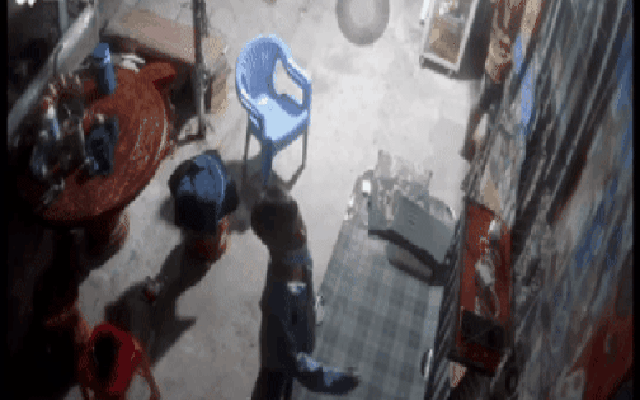 CLIP: Bức xúc với hình ảnh người đàn ông dàn cảnh để bé trai trộm tài sản