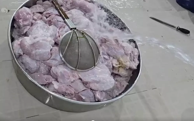 Phát hiện thịt không nhãn mác tại công ty bị tố dùng thịt bẩn chế biến thức ăn cho học sinh