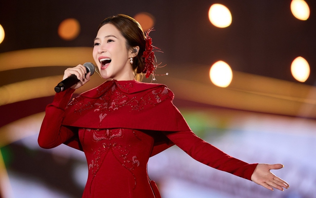 Hương Tràm tự hào khi trình diễn "Việt Nam tinh hoa"