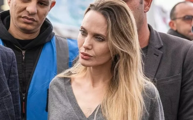 Angelina Jolie rời bỏ Hollywood