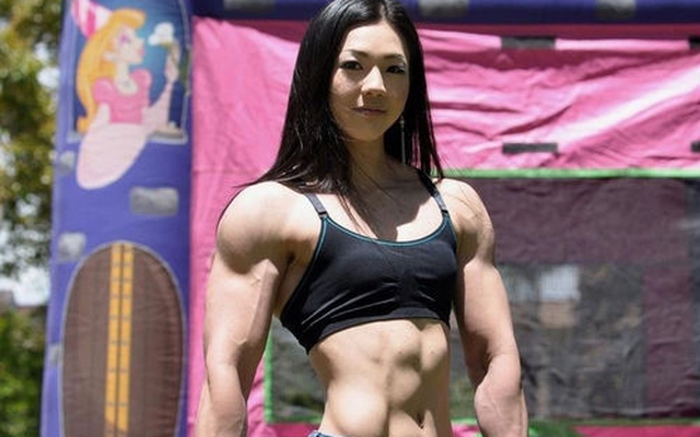 Mỹ nữ mặt xinh như búp bê nhưng nhìn cơ bắp thì ai cũng hoảng