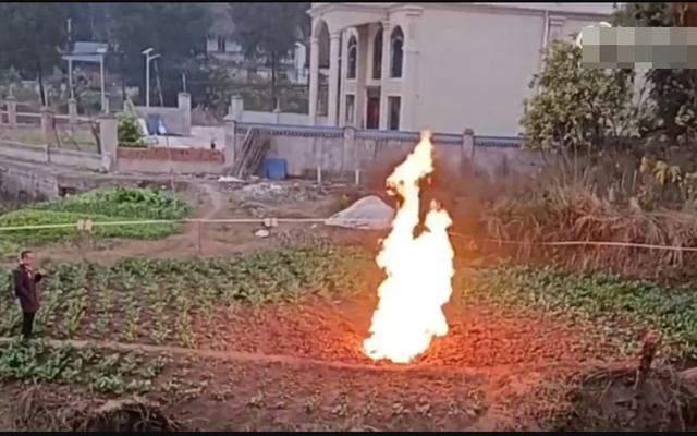 Cánh đồng gần trường học bỗng xuất hiện đám cháy lạ trong nhiều ngày liền, vẫn bùng lên cả khi trời mưa