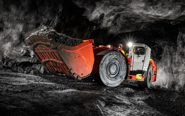 Biệt đội kỳ lạ ra vào mỏ vàng liên tục, có thể cõng 50 tấn vật liệu mà không tốn một giọt xăng dầu