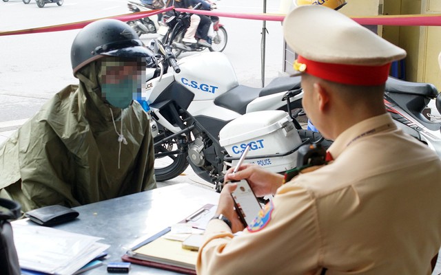 Đi xe máy lên vỉa hè bị phạt bao nhiêu tiền mà người dân cần chú ý?