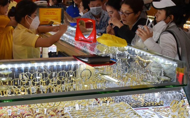 Giá vàng hôm nay 6-1: Tiếp tục tăng mạnh