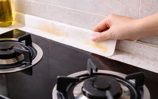 Học mẹ tôi: Đặt khăn giấy vào đúng vị trí này trong bếp - dầu mỡ giảm hẳn, bếp sạch gấp 5 lần
