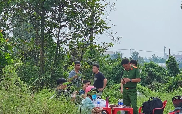 Người bán hoa quả chết treo cổ trên cây ven đường ở TPHCM