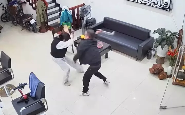 Công an điều tra vụ chồng xông vào quán cắt tóc truy sát vợ và con gái