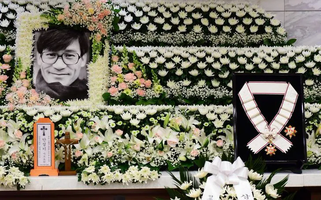 Các nghệ sĩ Hàn Quốc tưởng nhớ ngôi sao huyền thoại Ahn Sung-ki