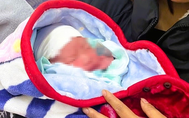 Bé gái sơ sinh bị bỏ rơi, cơ thể tím tái trong giá rét