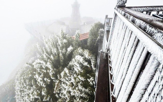 Nhiệt độ giảm xuống -3°C rạng sáng, băng giá phủ trắng đỉnh Fansipan